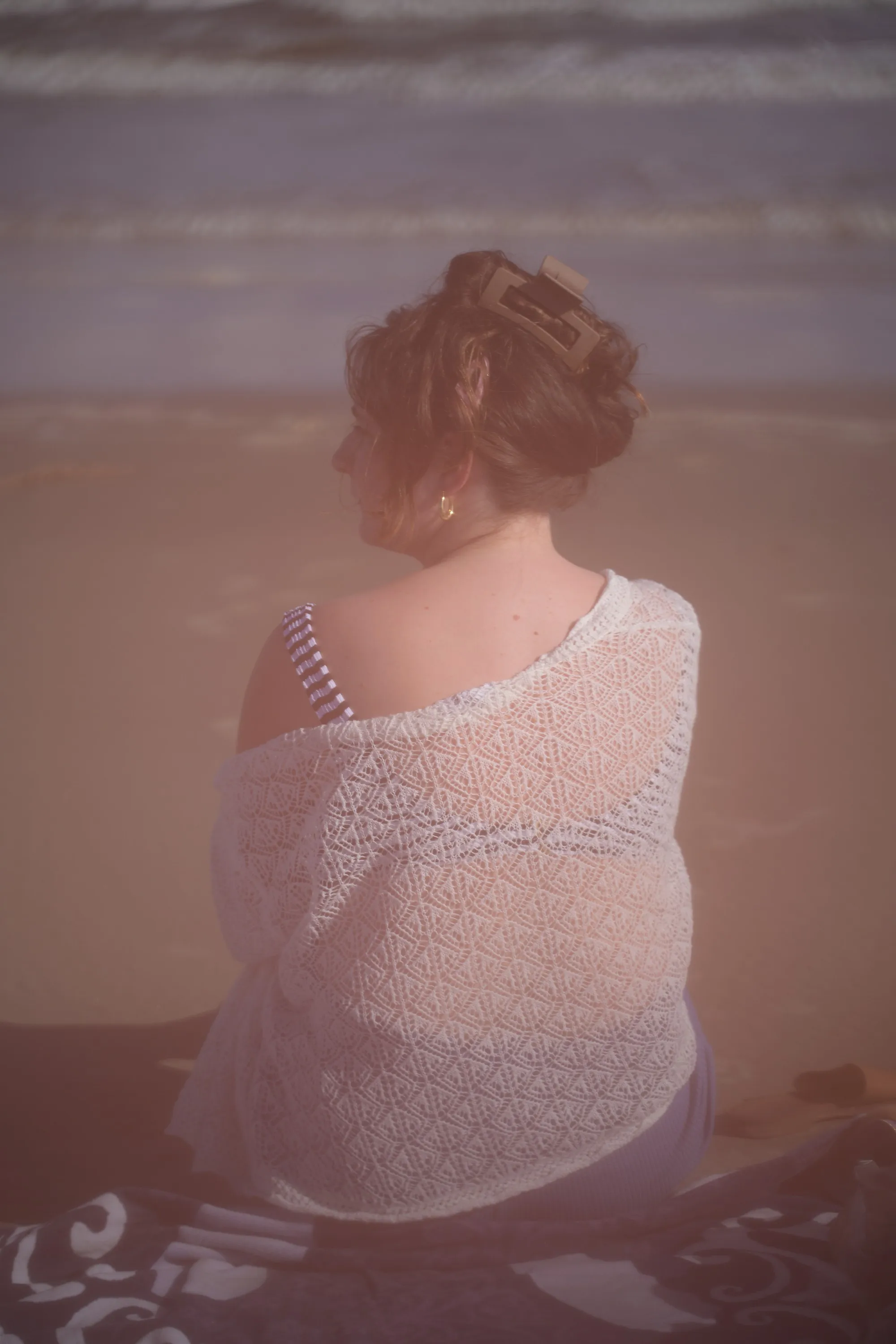 Overexposed pastel portrait by the shore — lace, sand and backlight — 3